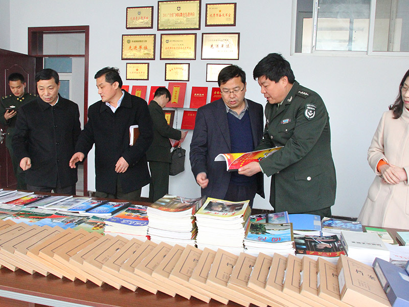 河北省委宣傳部原副部長(zhǎng)康振海、河北省軍區(qū)政治工作局副局長(zhǎng)王厚恩、省國(guó)防教育辦公室梁金堂在市、區(qū)領(lǐng)導(dǎo)陪同下到我校檢查指導(dǎo)工作2
