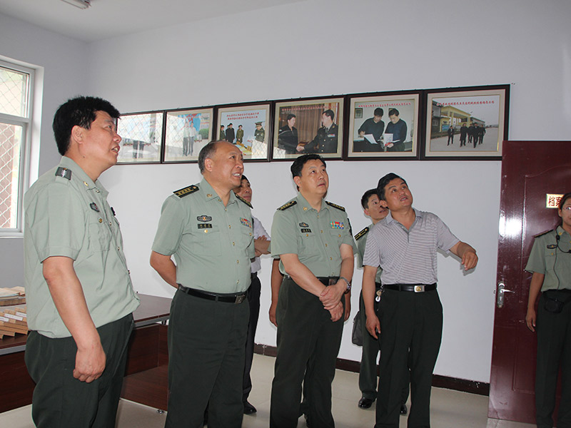河北省軍區(qū)政治工作局副局長(zhǎng)王厚恩、劉素卯到我校檢查指導(dǎo)國(guó)防教育工作