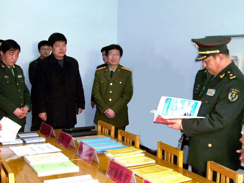 河北省軍區(qū)原副司令員趙海濱少將到我校視察工作
