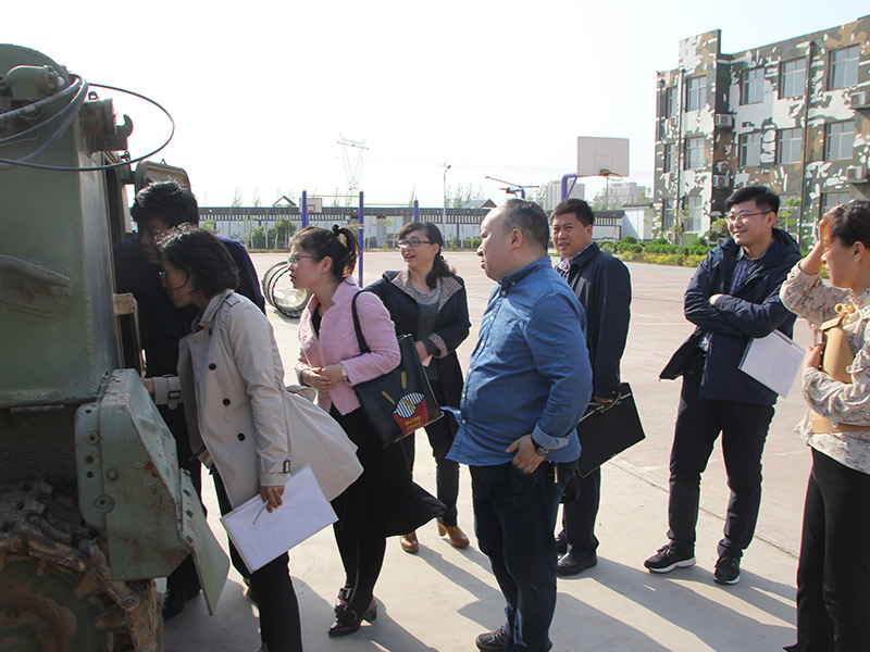 邯鄲市教育局領導參觀體驗我校裝備